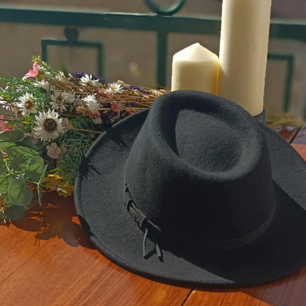 Chapeau noir noeud de corde