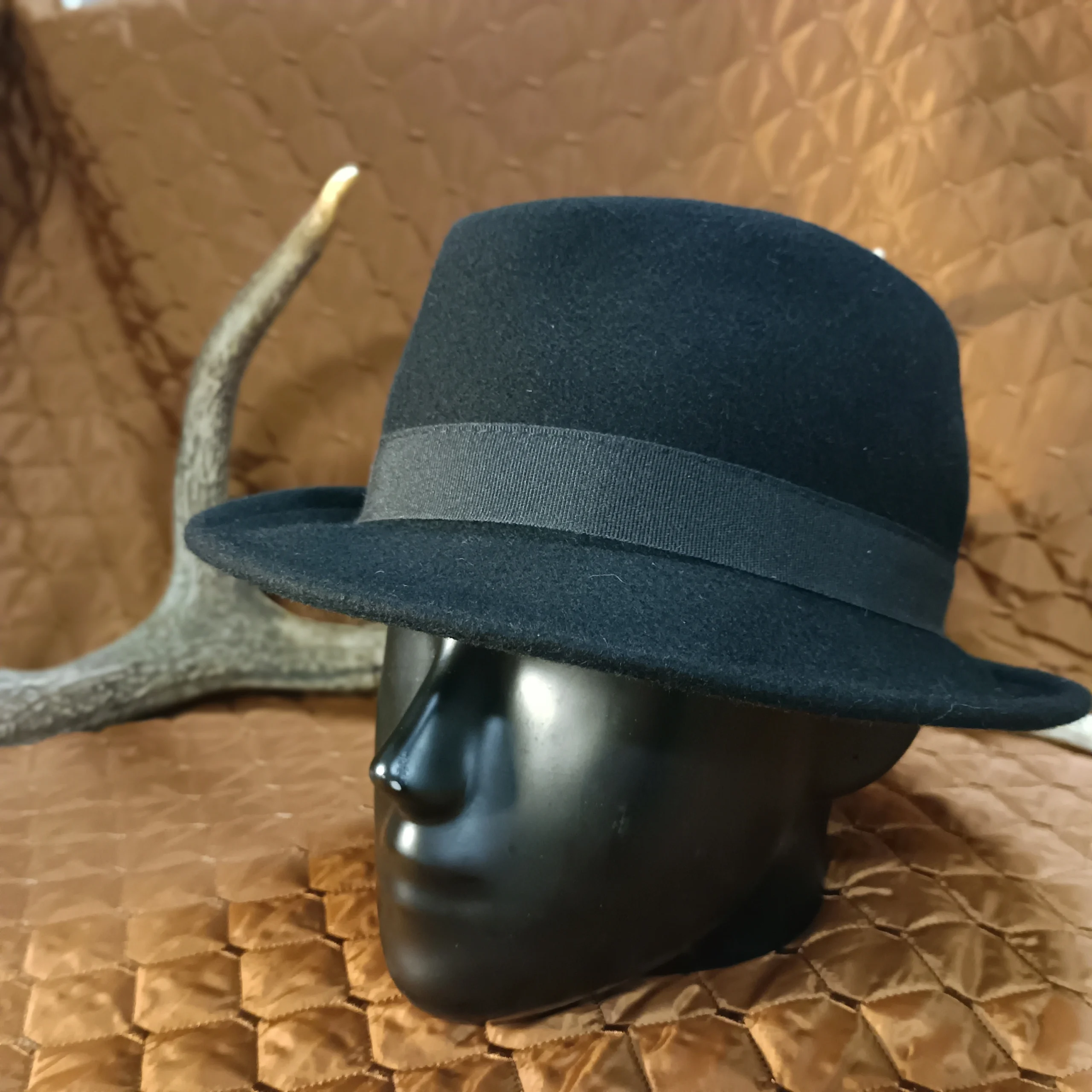 Chapeau noir/ ceinture en tissus